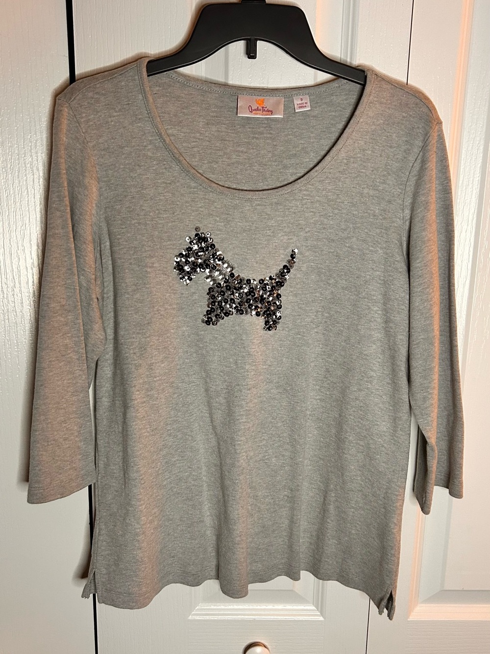 Quacker Factory Women’s Size Small Gray Sequin Scottie Dog Top Cotton